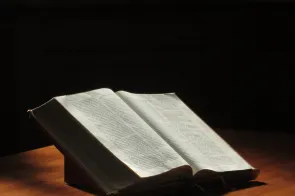 Bibel erleuchtet: Bibel in der Kirche Oberhallau SH (Foto: Werner N&auml;f)